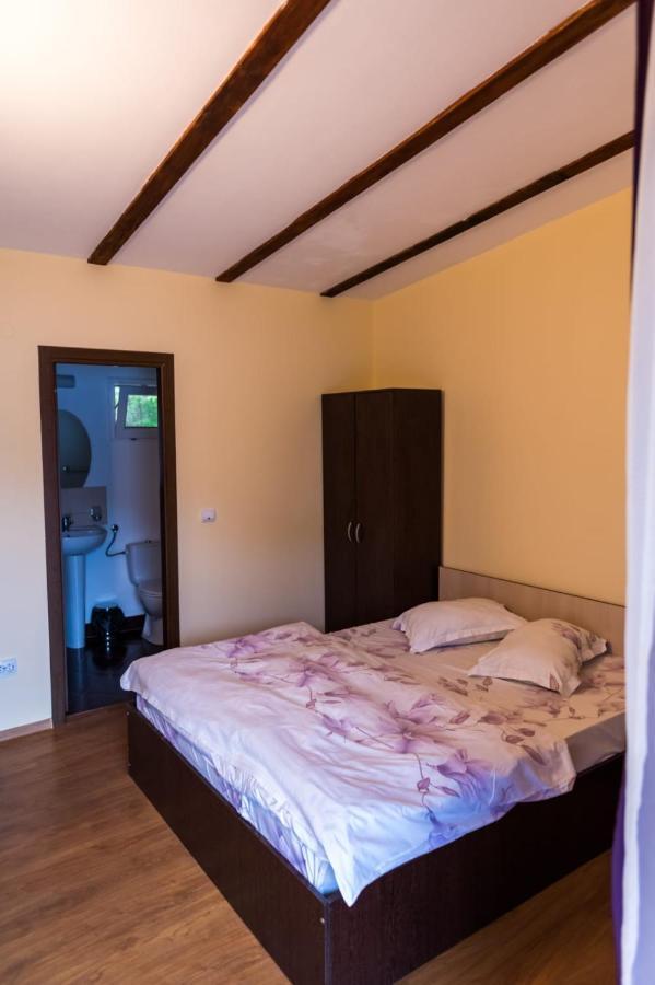 Casa Beasarah. Villa Dubova Rom bilde